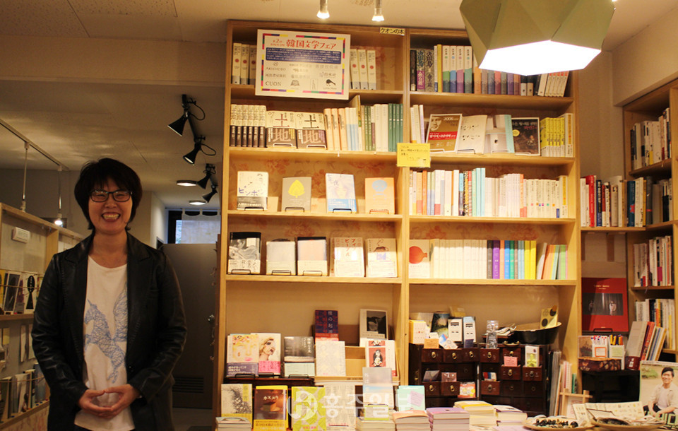 일본 도쿄 간다 진보쵸 고서점거리에 자리한 한국책방 ‘책거리’의 김승복 대표가 책방에 대해 설명하고 있다.