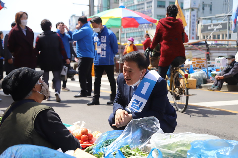 지난 6일 홍성전통시장 일원에서 선거운동 중인 더불어민주당 김학민 후보