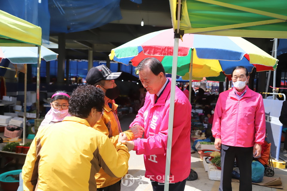 지난 6일 홍성전통시장 일원에서 선거운동 중인 미래통합당 홍문표 후보