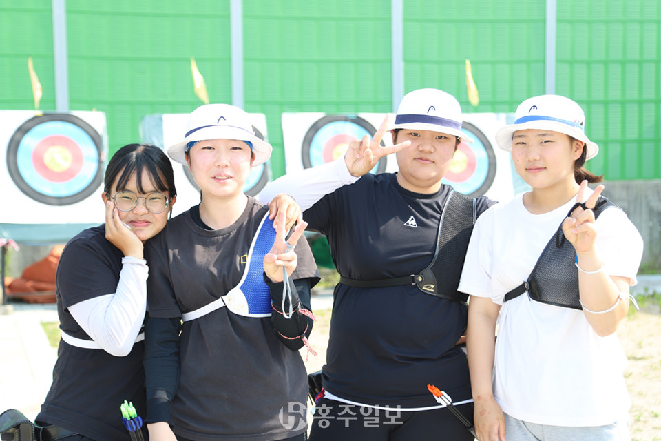 왼쪽부터 김민지(2학년), 한솔(홍성여고1), 김채현(홍성여고2), 조현채(홍성여고1) 학생.