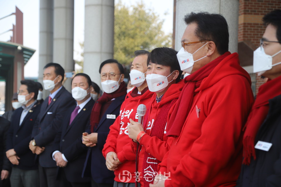 지난 11일 이준석 국민의힘 당대표는 홍성역에 도착해 지지자들과  함게 기자회견을 가졌다.