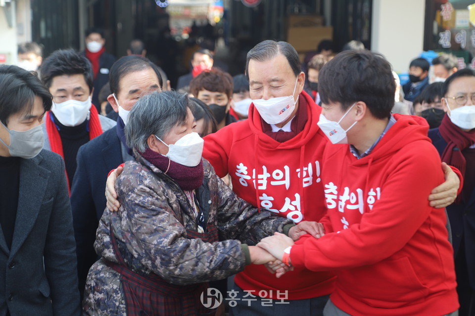 지난 11일 이준석 국민의힘 당대표는 홍성전통시장 상인들을 만나 지지를 호소했다.