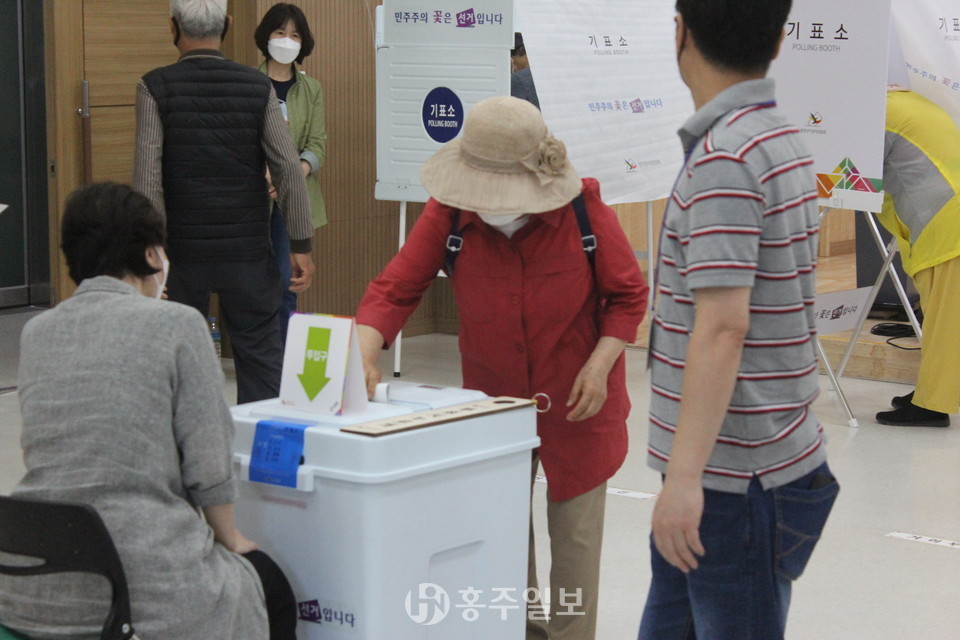 홍성읍 사전투표소에서 투표용지를 투입하고 있는 유권자의 모습.