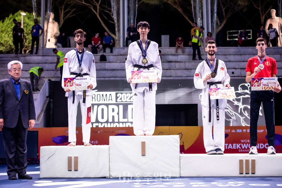 ‘로마 2022 월드태권도 그랑프리 1차대회’에서 -58kg급 금메달을 획득한 장준(사진 가운데) 선수가 시상대에 오른 모습.