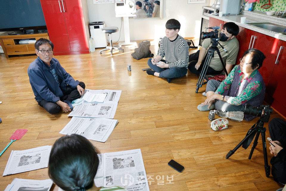 보령 주포면 마강2리마을 석면피해자 김종구씨와 인터뷰를 진행 중인 모습.