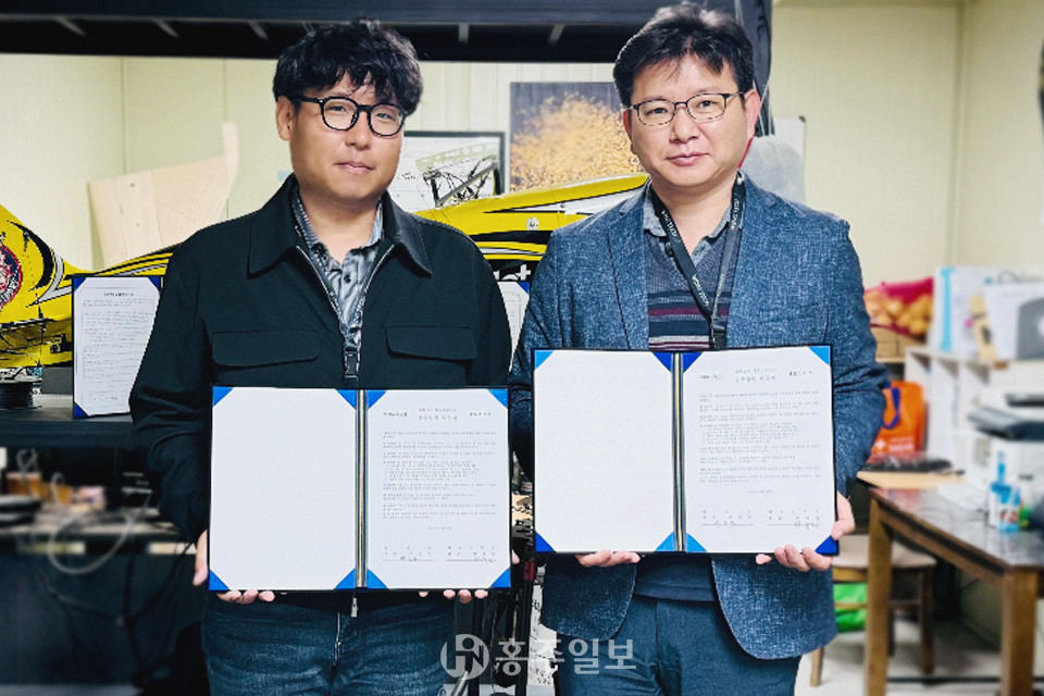 왼쪽부터 박건호 윙테크 대표와 한규정 네오소프트 대표가 업무협약을 체결하고 있다.
