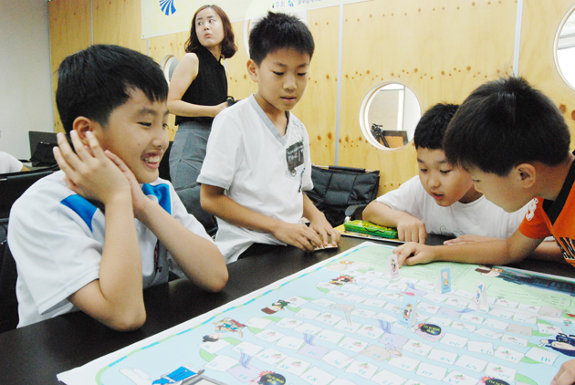 역사문화체험학교에 참가한 갈산초 학생들이 홍성역사 보드게임을 즐기고 있다.