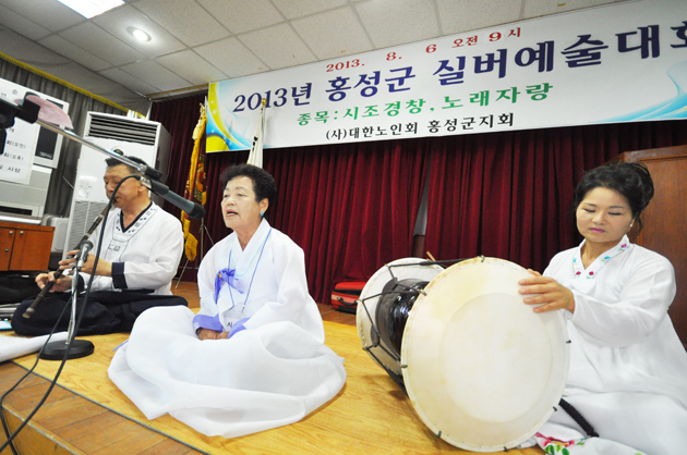 지난 6일 홍성군노인종합복지관에서 열린 홍성군실버대회에서 어르신들이 시조경창 부문에서 열띤 경연을 벌이고 있다.