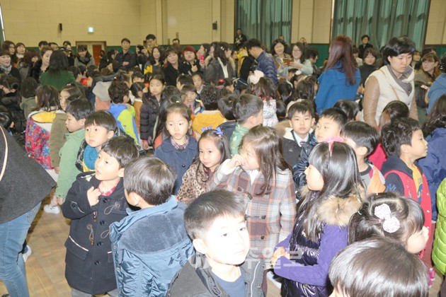 새 학기가 시작되며 관내 각 학교들은 신입생 맞이로 분주하다. 사진은 지난 3일 설레임을 안고 입학식에 참여한 홍성초등학교 1학년 신입생들의 모습.