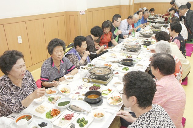 홍성읍 오관리10구 마을부녀회는 가족의 달을 맞이해 지난 20일 대봉한정식에서 마을 어르신 40여명을 초청해 식사를 대접하는 경로잔치를 열어 주변의 귀감이 됐다.