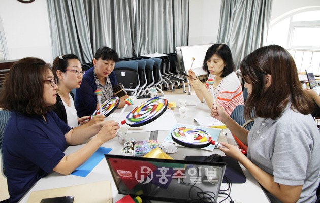 충청남도유아교육진흥원(원장 장진옥)은 지난달 27일 세미나실에서 충남도내 공·사립유치원 교원 총 31명을 대상으로 하는 ‘2015 유치원 음률수업의 달인 연수’를 실시했다.