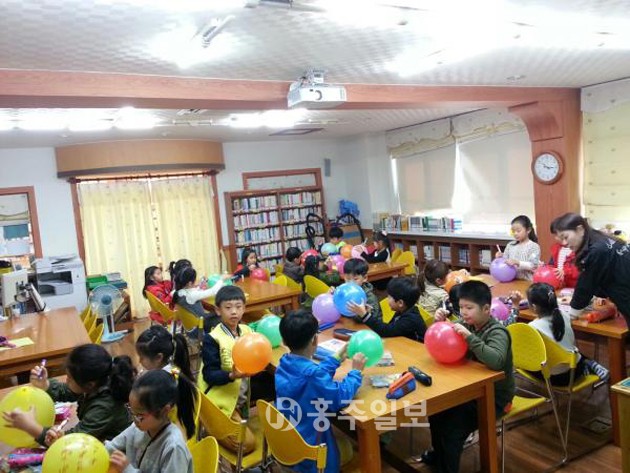 홍성초등학교(교장 전병세)는 지난달 19일 부터 지난 13일까지 4주에 걸쳐  1·2학년 학생들을 대상으로 ‘엄마랑 책이랑, 책 읽어주기 수업’을 실시했다.