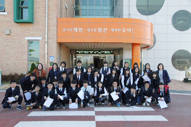 충청남도유아교육진흥원(원장 장진옥)은 지난 13일 예산군 대흥중학교 1학년 학생 32명을 대상으로 자유학기제 ‘진로·직업체험의 날’을 운영했다.