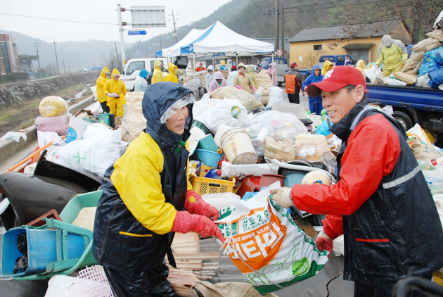 갈산 새마을지도자회(회장 조병옥)는 지난 2일 ‘숨은자원 모으기 행사’를 통해 지역내 생활쓰레기 및 폐기물 30톤을 수거해 숨은자원 모으기와 깨끗한 갈산 만들기에 앞장섰다.
