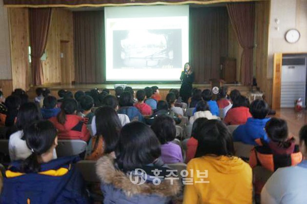 금당초등학교(교장 이재호)는 지난 3일 1학년부터 6학년 학생을 대상으로 초롱관에서 충남교통연수원 파견 강사와 함께 찾아가는 교통안전교육을 실시했다.