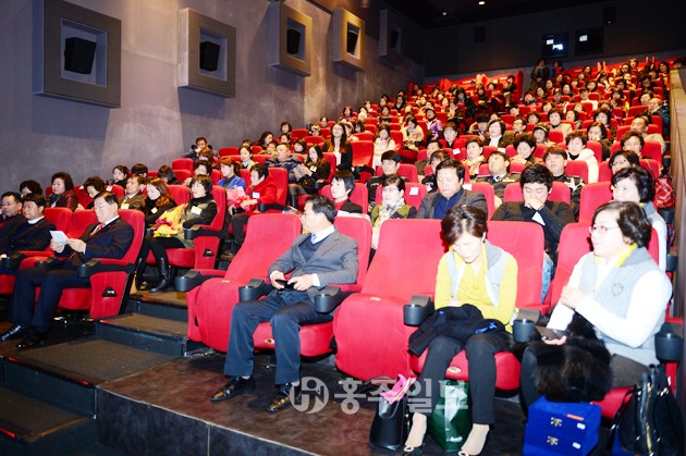 홍성군자원봉사센터(센터장 이동춘)는 지난 3일 홍성CGV 3관에서 UN이 정한 제10회 자원봉사자의 날을 기념해 ‘2015 홍성군 자원봉사주간 기념행사’를 개최했다.