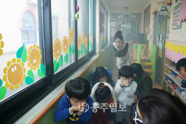 홍성소방서(서장 김근제)는 지난 9일 장성어린이집 119소년단을 대상으로 도전 119골든벨 퀴즈대회를 개최하고 연기발생기를 활용한 화재 시 대피훈련을 실시했다.