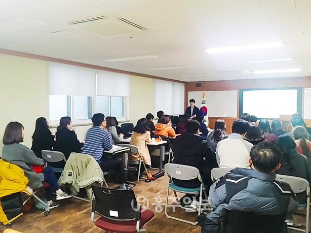 홍성교육지원청(교육장 조인복)은 지난 14일 특수교육지원센터에서 관내 유, 초, 중, 고 특수교사 38명을 대상으로 특수교육 연수를 실시했다.