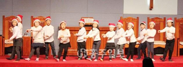 성탄절(25일)이 하루 앞으로 다가왔다. 관내에서도 성탄절을 기념하기 위한 행사가 곳곳에서 열렸다. 지난 23일 홍성장
 로교회(담임목사 양정국) 유치부 어린이들이 준비한 율동을 선보이며 다가오는 성탄절의 기쁨을 함께 나누고 있다.