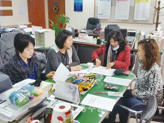 홍성군자원봉사센터는 지난달 26일 ‘청소년 자원봉사 전문강사단’월례회를 진행했다. 이날 월례회는 지난해 교육통계와 2016 교육방향에 대한 논의가 이어졌다.