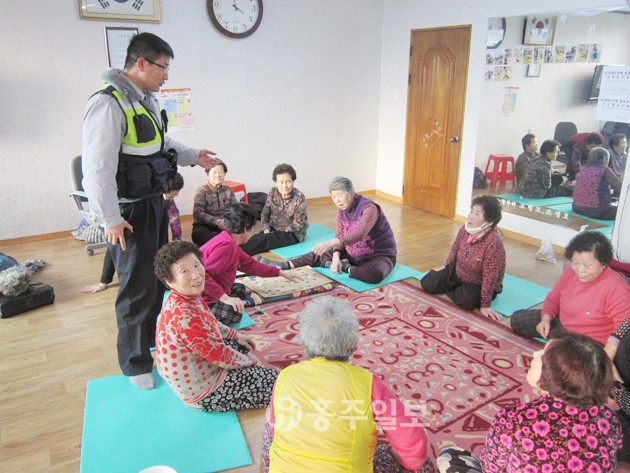 홍성경찰서(서장 구재성)는 범죄 없고 행복한 홍성을 만들기 위해 농한기를 활용해 관내 경로당 어르신을 대상으로 찾아가는 홍보활동을 펼치고 있다.