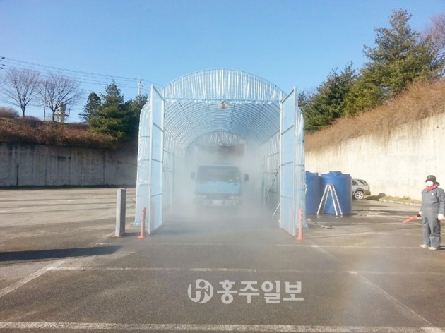 홍성군은 구제역 확산 조짐에 따라 비상방역대책 상황실을 운영하고 홍주종합경기장, 광천생활체육공원 주차장, 은하면 목현사거리 등에 거점소독장소를 운영하고 있다.