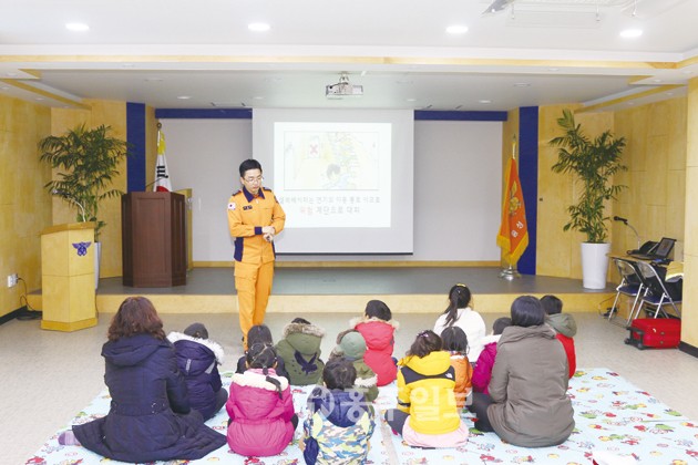 홍성소방서(서장 김근제)는 26일 3층 회의실 및 차고지 일원에서 우리어린이집 원생 20명을 대상으로 119아카데미 소방안전교실을 운영해 큰 호응을 얻었다.