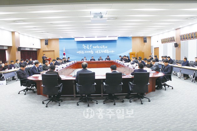 도는 27일 도청 대회의실에서 도내 산림녹지 관련 공무원과 산림조합 상무 등 60여 명이 참석한 가운데 ‘2016년 산림관계관 회의’를 개최했다.