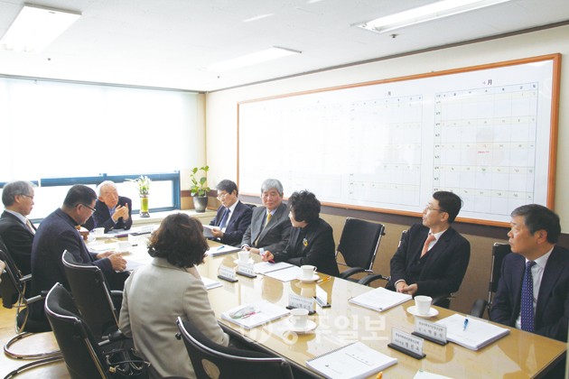 충남사회복지공동모금회(회장 이관형)는 지난 3일 사무국 회의실에서 이관형 회장과 운영위원들이 참석한 가운데 ‘2016년 제1차 운영위원회 회의’를 개최했다.