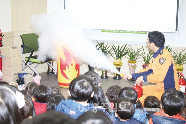 홍성소방서(서장 김근제)는 겨울철 소방안전대책의 일환으로 안전의식 조기 정착을 위한 119아카데미 소방안전교실을 지난 12일 관내 어린이집 원생 50명을 대상으로 운영했다.