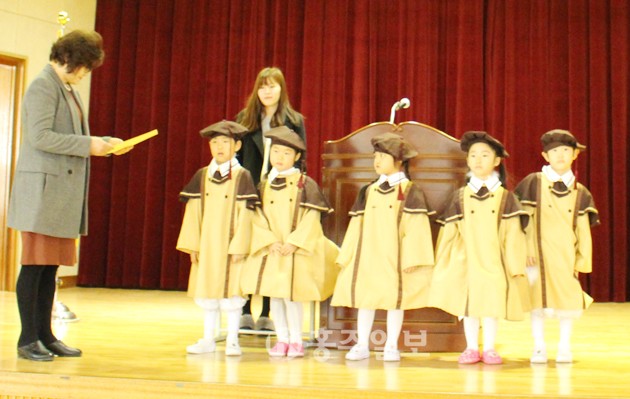 은하초등학교 신양희 교장이 병설유치원 졸업생 5명에게 졸업장을 수여하고 있다.