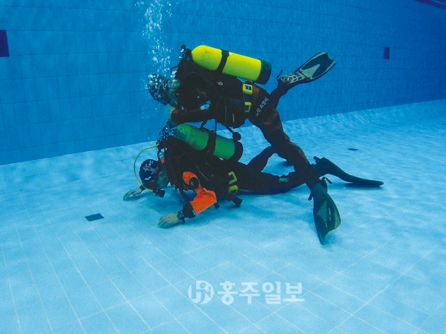 홍성소방서(서장 김근제) 현장대응단 119구조대는 지난 22일 재난사고 준비태세 확립을 위한 해빙기 수난사고 구조훈련을 사무실과 대전용운국제수영장에서 실시했다.