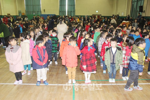홍성초등학교(교장 전병세)가 지난 2일 입학식을 가졌다. 이날 입학식에는 초롱초롱한 눈빛의 남자 105명, 여자 79명 등 총 184명의 신입생이 입학했다. 전병세 교장은 “여러분의 입학을 진심으로 환영하고, 꿈과 끼를 키우는 교육을 실천하겠다”며 입학허가를 선언했다.