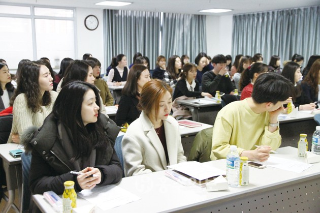 충남도교육청(교육감 김지철)은 지난달 24일 충남유아교육진흥원에서 3월 1일자 공립유치원 신규임용교사 47명과 멘토 교사 47명이 참석한 가운데 워크숍을 개최했다.