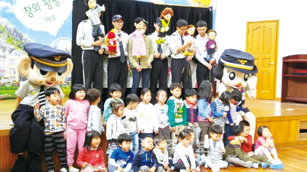 홍성경찰서(서장 구재성)는 지난달 28일 충남서부아동보호전문기관과 함께 용봉초등학교에서 저학년 대상으로 성폭력 예방을 위한 인형극 공연을 개최했다.