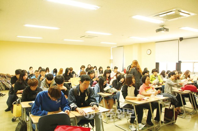 홍성군자원봉사센터(센터장 이동춘)는 지난 2일 혜전대학교에서 사회복지학과 학생 70명을 대상으로 ‘제94회 홍성어린이 큰 축제 자원봉사자 교육’을 실시했다.