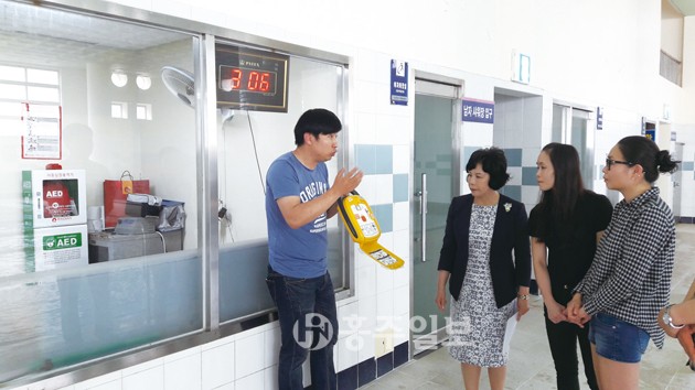 홍성교육지원청(교육장 고옥심)은 지난 24일 홍성학생수영장에 심장마비 환자 발생 시, 즉시 응급조치를 할 수 있도록 자동심장충격기(AED)를 설치했다.
