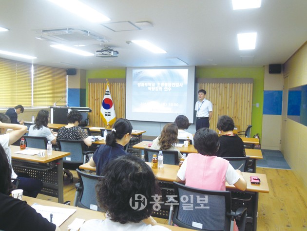 홍성교육지원청(교육장 고옥심)은 지난 11일 교육지원청 2층 중회의실에서 ‘방과후학교 돌봄교실 초등돌봄전담사 역량강화 및 청렴연수’를 실시해 큰 호응을 얻었다.