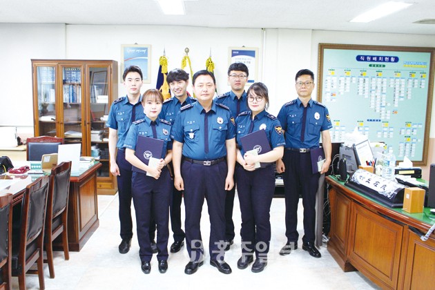 홍성경찰서장 구재성은 지난 8일 오전 9시 집무실에서 4대악 근절 업무유공 경찰관에게 표창장을 수여했다. 이날 표창수여식에서 경무과 이수호 경장 등이 표창을 수상했다.