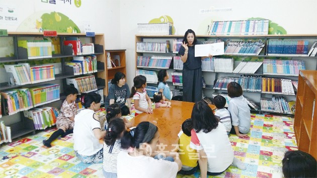 홍성도서관(관장 정성택)은 지난 3월부터 유아독서진흥프로그램 ‘토이방(토요일 이야기가 있는 방)’과 ‘ABC토이방’을 운영해 유아 및 학부모로부터 큰 호응을 얻고 있다.
