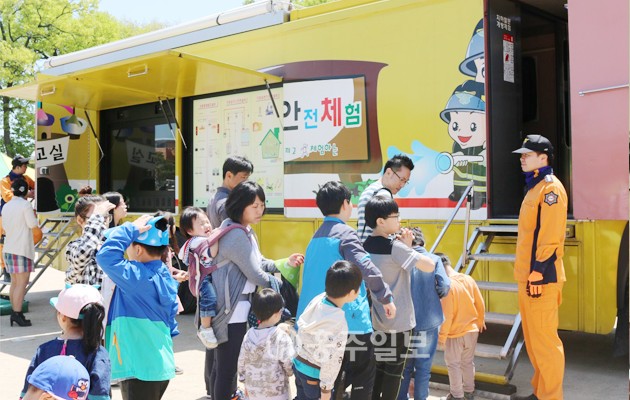 홍성소방서(서장 김근제)는 현장 체험교육의 기회를 제공하기 위해  ‘이동형 119안전체험차량’ 신청접수를 받는다.