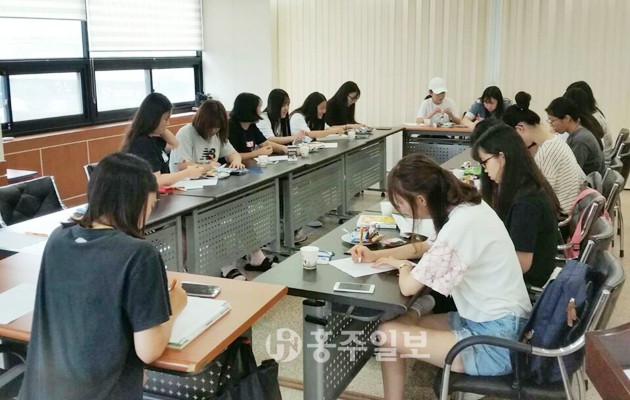 홍성군자원봉사센터는 지난달 30일 도담도담 공부방 상반기 평가회를 진행했다. 평가 이후에는 영화를 관람했다.