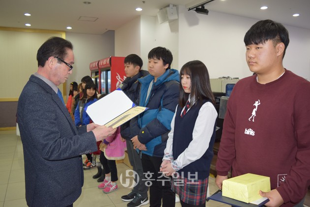 홍성라이온스클럽(회장 윤병구)은 지난 7일 오페라웨딩홀에서 송년의 밤 행사를 개최한 가운데, 학교장 및 회원 추천을 받은 13명의 학생들에게 각 30만원씩 390만원의 장학금을 전달했다.