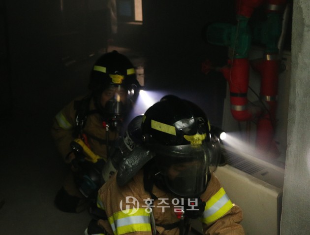 홍성소방서(서장 채수철)는 지난 5일 홍성소방서 현장대응단 대원들은 구슬땀을 흘리며 청사 내 복합 훈련시설을 활용한 소방훈련을 실시했다.