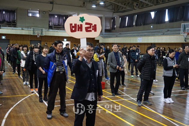 홍성교육지원청(교육장 고옥심)은 17일 홍성교육지원청 대회의실과 홍성학생체육관에서 ‘2017 교육공동체 역량강화 연수 및 화합 한마당’을 개최했다.