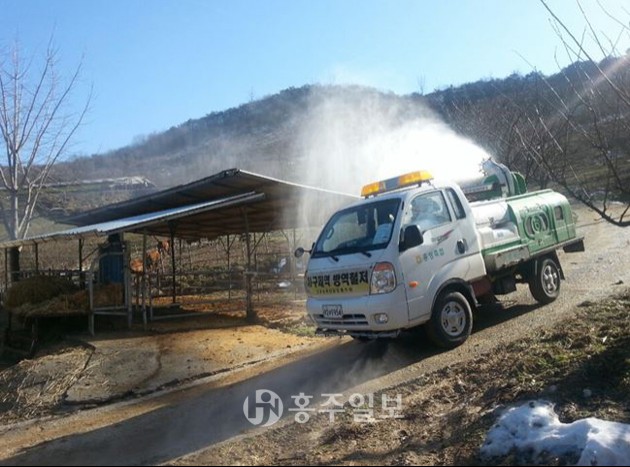 군은 설 명절 전후인 25일부터 31일까지 관내 전 축산농장과 축산관련 시설을 대상으로 일제 소독을 실시한다. 특히, 취약지역인 철새도래지 주변에 대해 출입 자제 현수막 게시와 군 보유 방역차량, 축협 공동방제단 차량을 동원해 일제 소독을 지원한다.