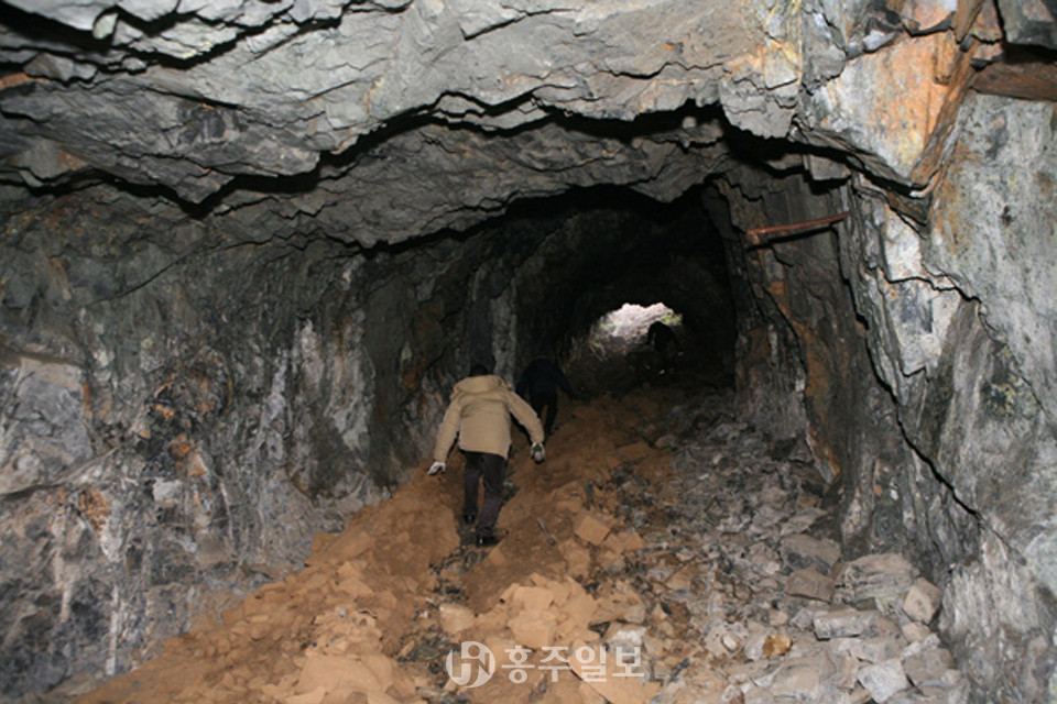 아시아에서 가장 큰 석면광산인 충남 홍성군 광천읍 소재 광천석면광산의 2009년 모습. 지금은 폐쇄복구됐다.
