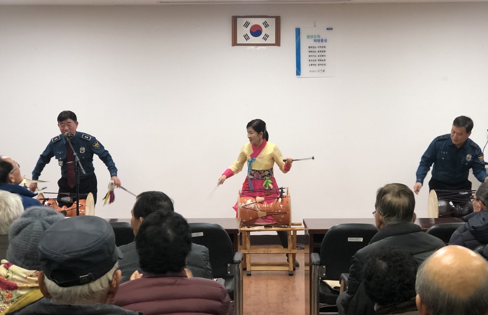 식전행사로 송영훈 홍성경찰서 내포지구대장이 속한 청실홍실 난타 팀이 흥응 돋우는 공연을 선보이고 있다.