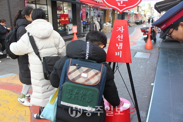 지난 11일 명동상가 네거리에서 설치된 구세군 자선냄비는 지나가는 행인들의 발길을 멈추고 손으로 건네지는 사랑을 담았다.