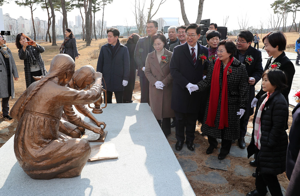 충남도는 지난 13일 내포신도시 홍예공원에서 항일여성독립운동기념사업회와 함께 ‘항일독립운동여성상 건립 제막식’을 개최했다. 이날 공개한 여성상은 독립만세운동을 벌이기 전날, 한복을 입은 100년 전의 여성이 등불을 비춰주고 교복을 입은 오늘날의 여성이 독립선언서를 찍어내고 있는 모습을 형상화 했으며, 100년 전 힘껏 외쳤던 숭고한 독립의 뜻을 미래 청년에게 전달한다는 의미를 담고 있다.